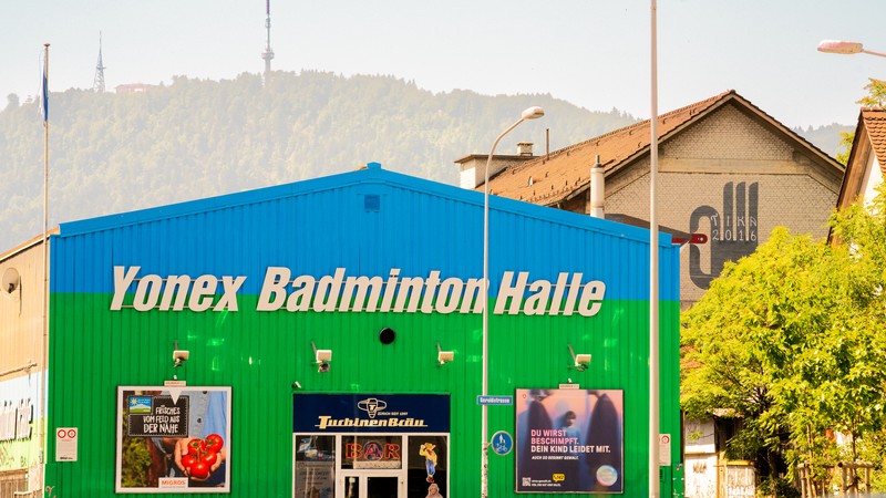 Foto der Halle mit dem Viadukt im Hintegrund