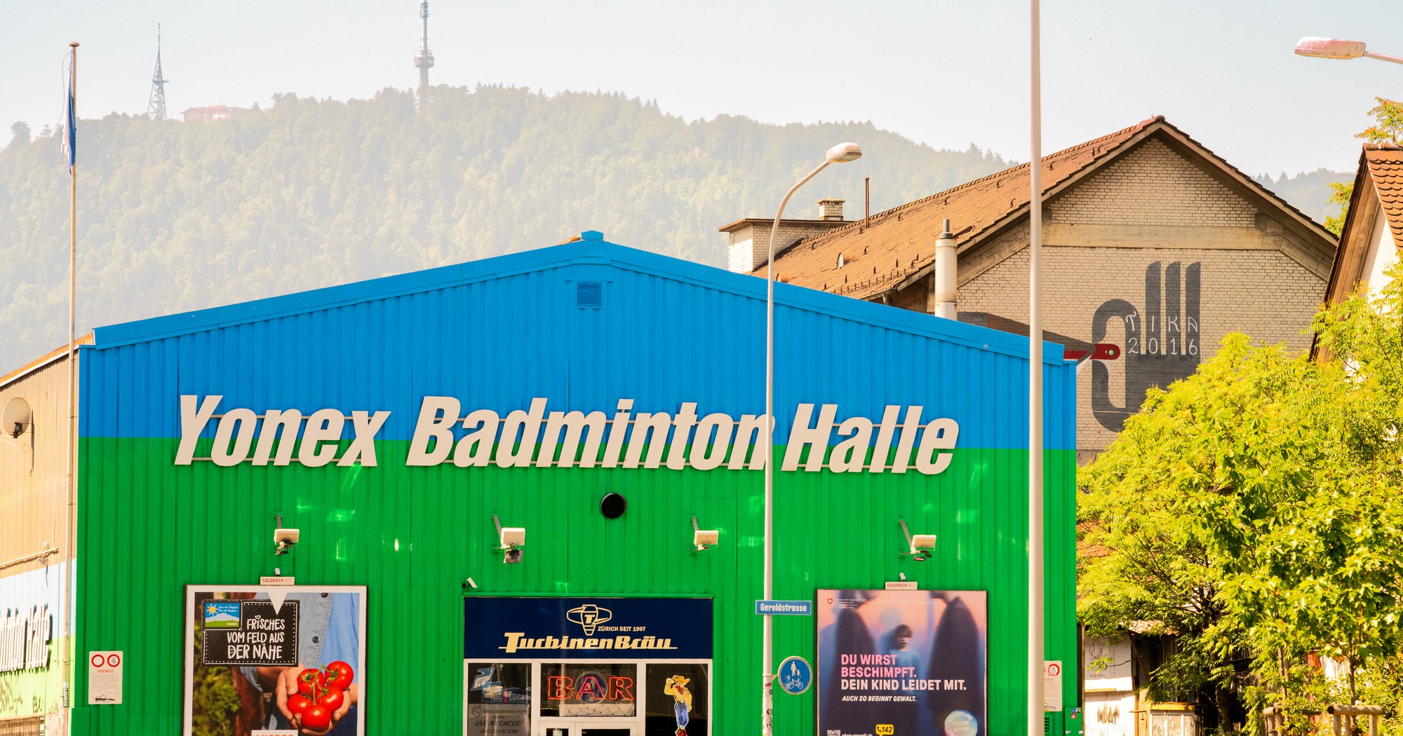 Foto der Halle mit dem Viadukt im Hintegrund