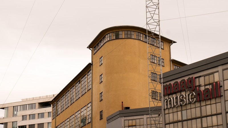 Foto der Maag-Halle mit Überschrift maag music hall
