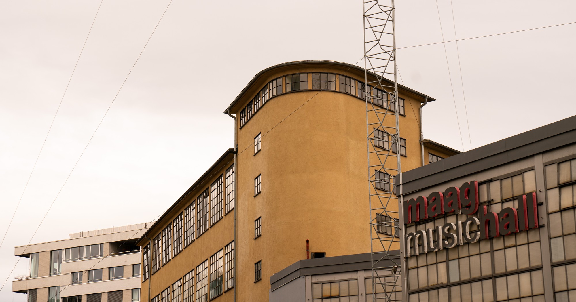 Foto der Maag-Halle mit Überschrift maag music hall