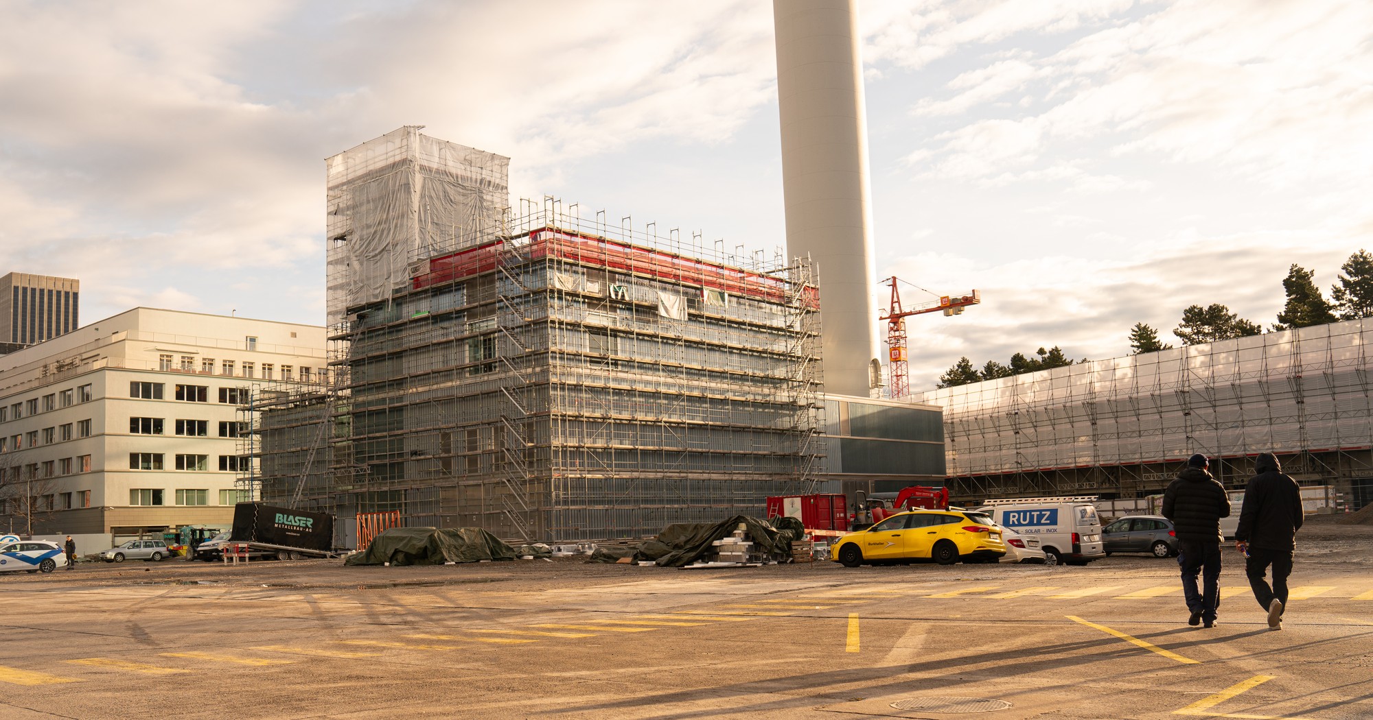Parkplatz und Baugerüste auf dem Josef-Areal